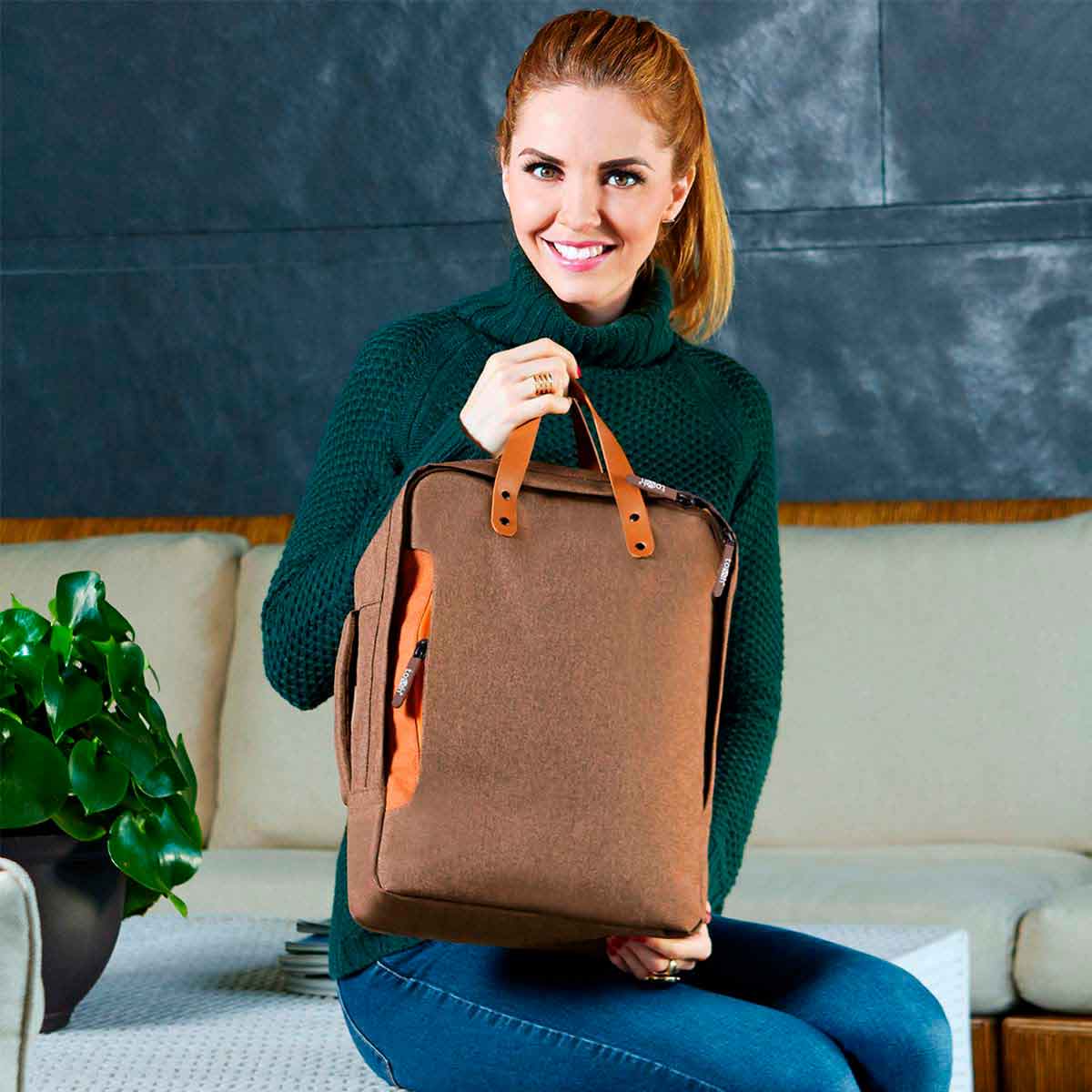 Mochila de Poliester Personalizable en Café - Ideal para Promociones - Image 9